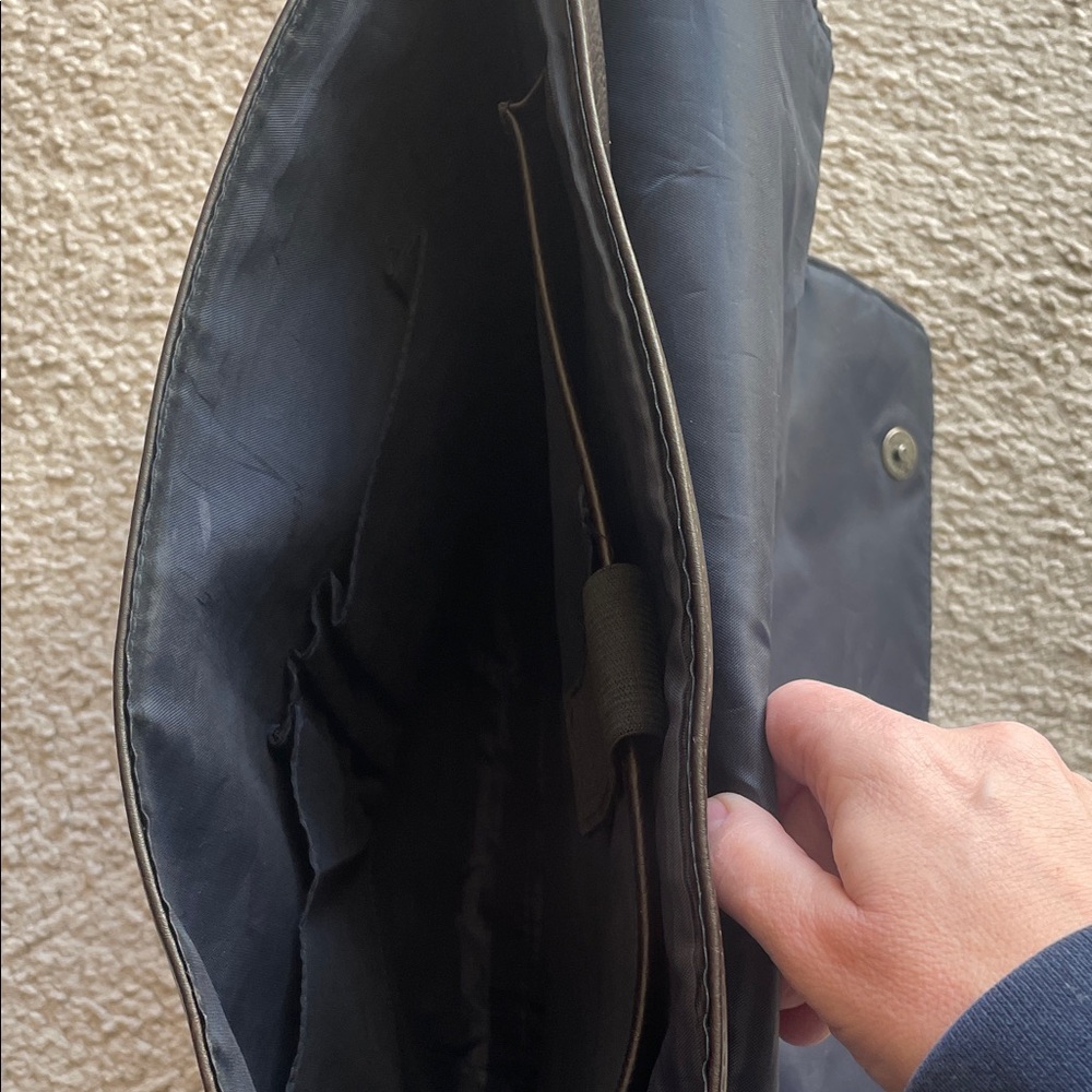 Kenneth Cole Reaction Black Messenger Bag - Picture 5 of 9